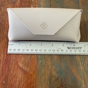 NWOT Kendra Scott Eyeglass or Sunglass case metallic pearl color w/ snap closure